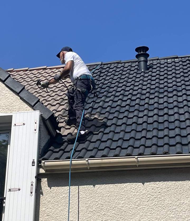 Démoussage toiture Combs-la-Ville